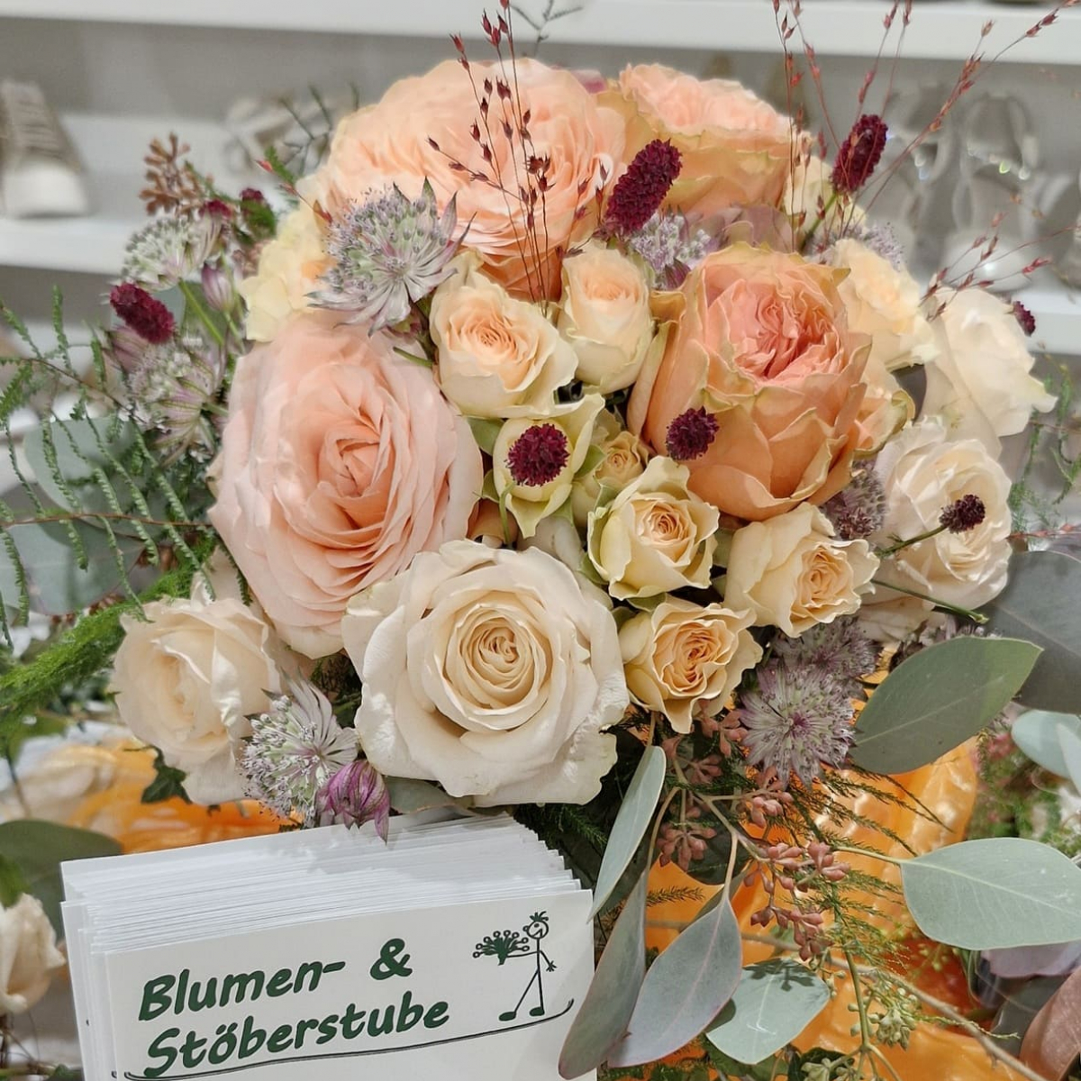 Garten mit Deko und Blumen