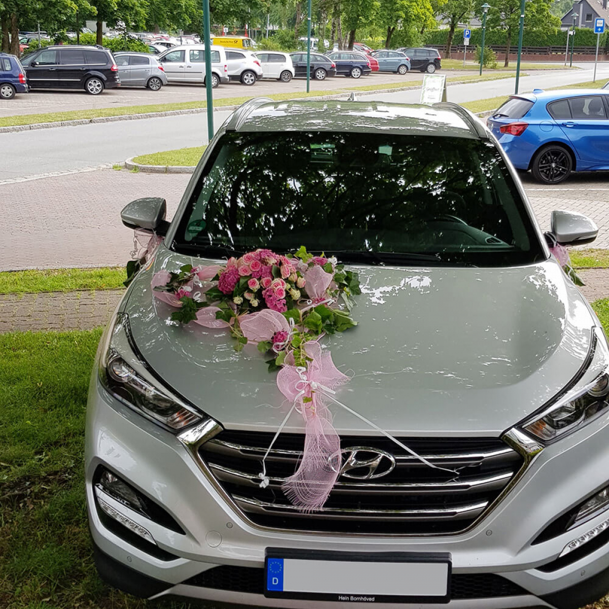 Auto mit Hochzeitsdeko