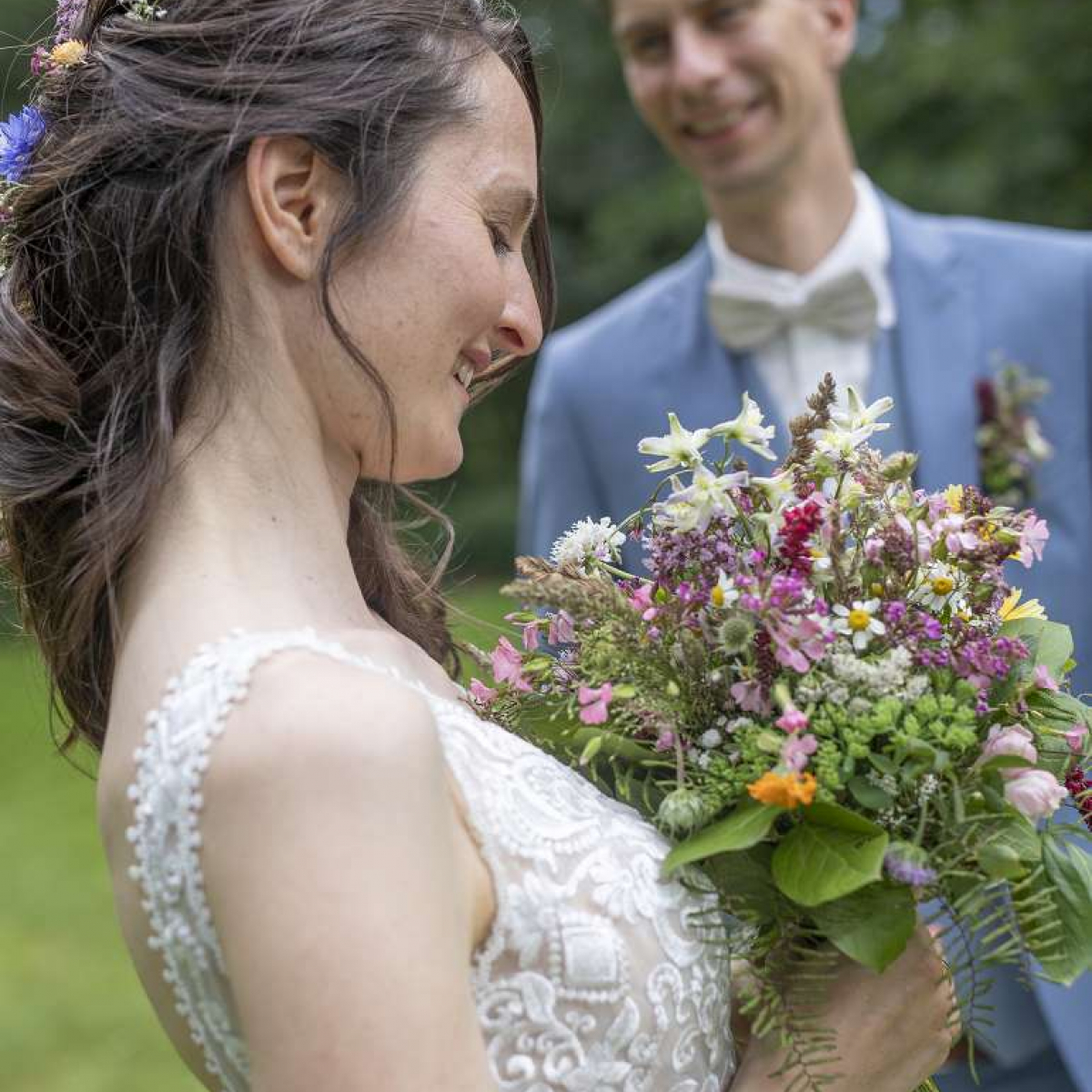 Braut hält Brautstrauß