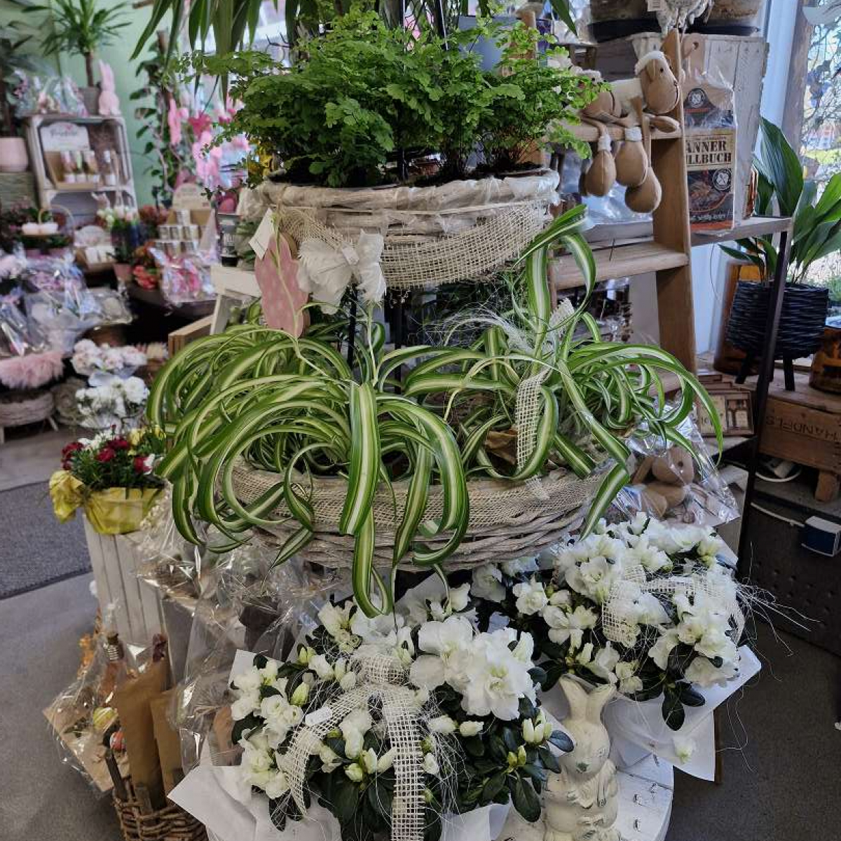 Tisch mit Blumentöpfe