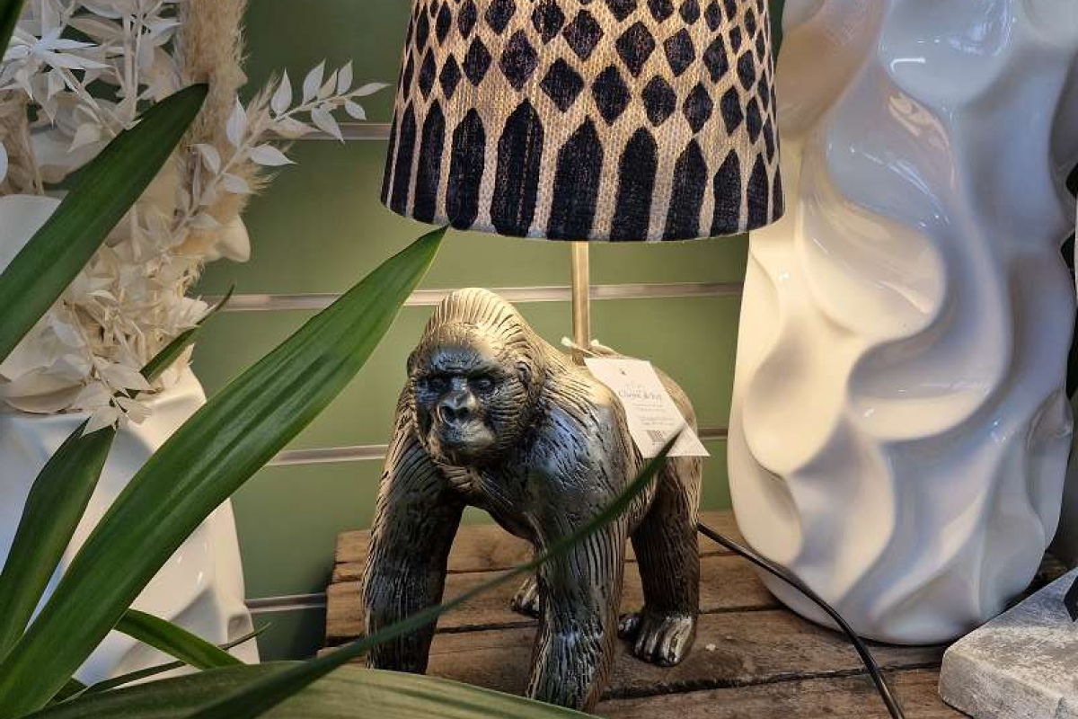 Künstlicher Affe und Lampe als Dekoration