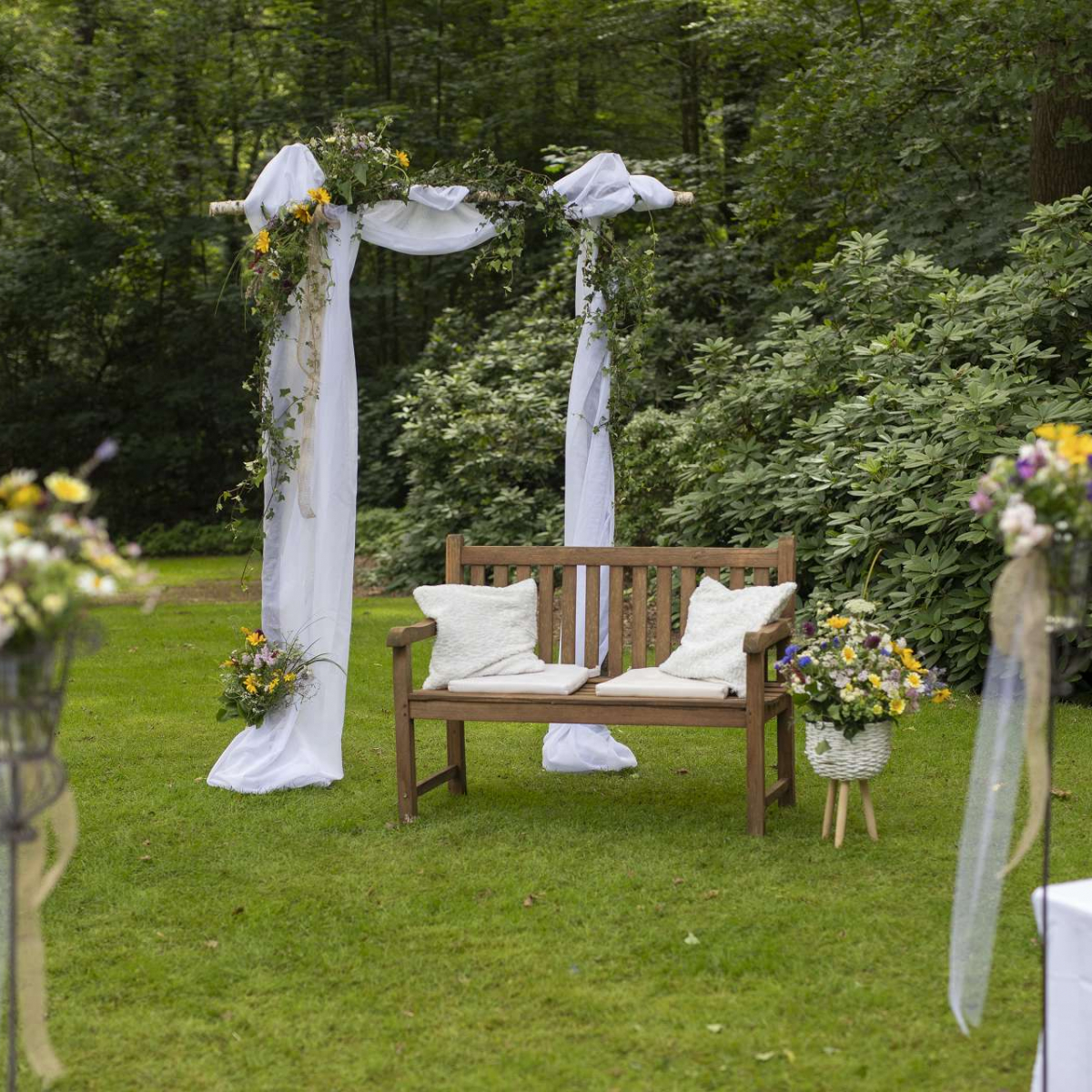 Garten mit Deko und Blumen