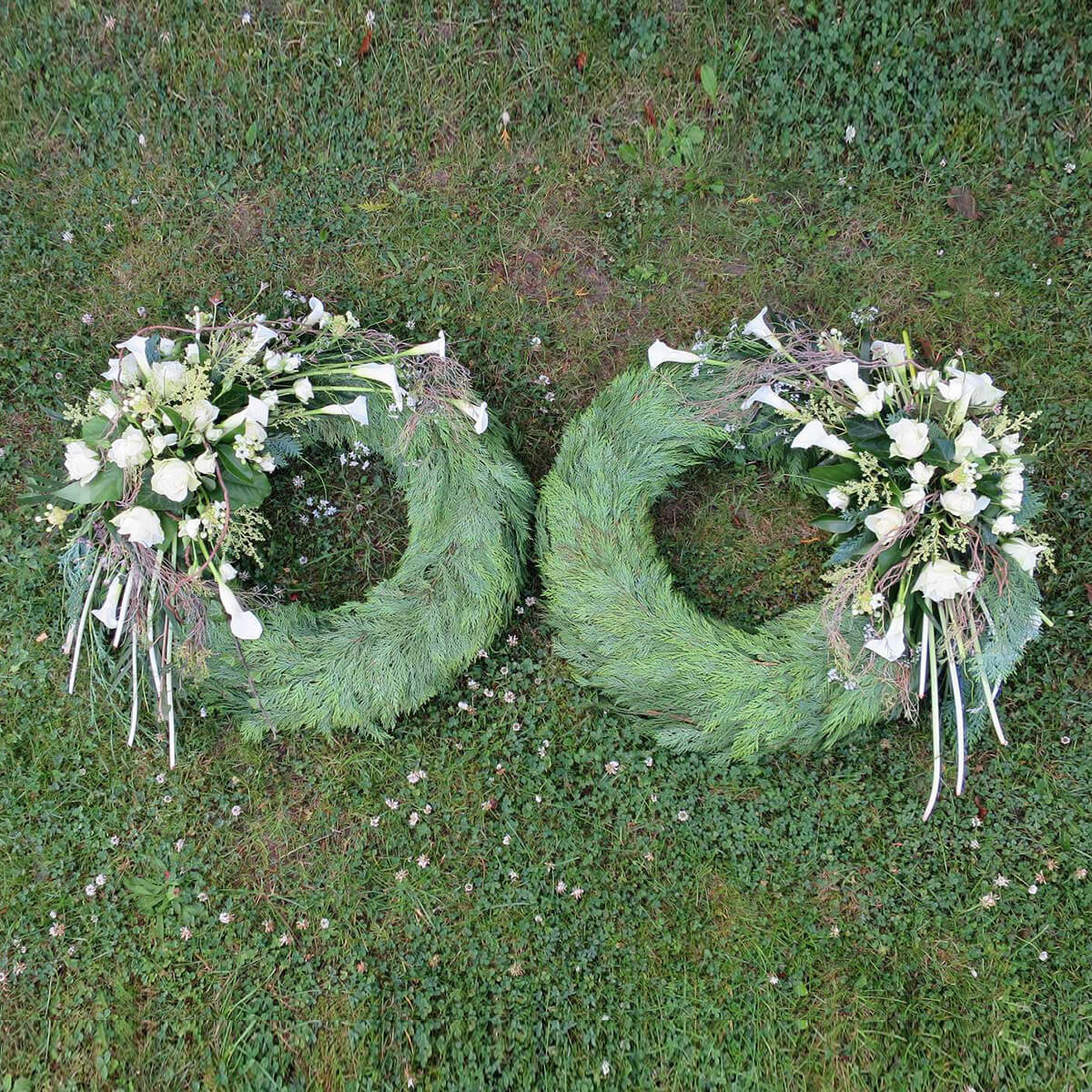 2 Trauerkränze liegen auf Wiese