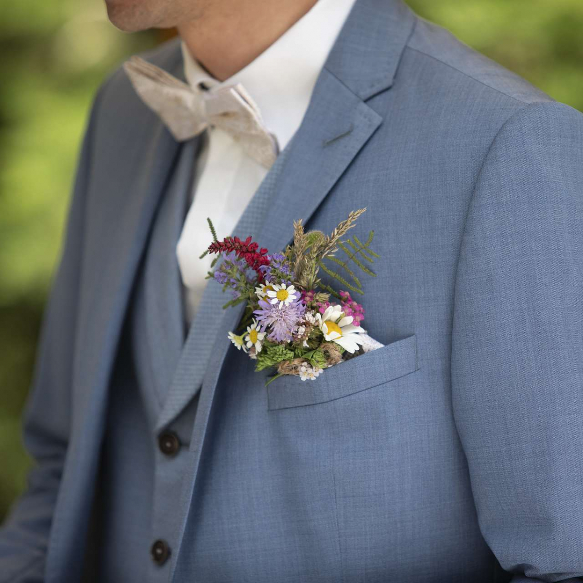 Mann mit Blume im Anzug