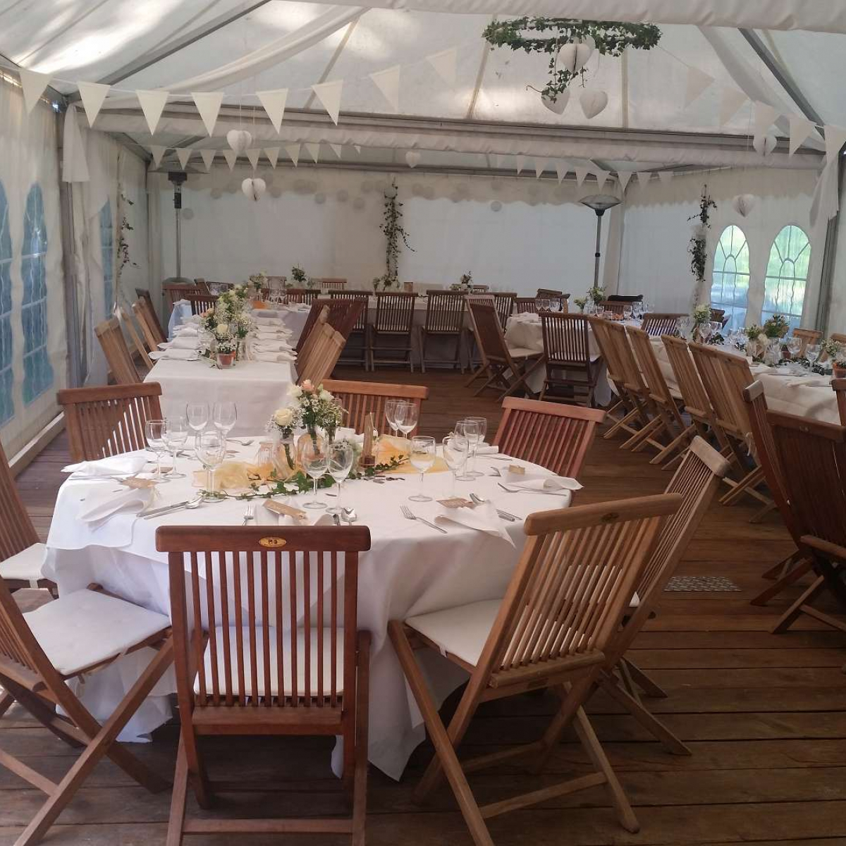 Geschmücktes Festzelt