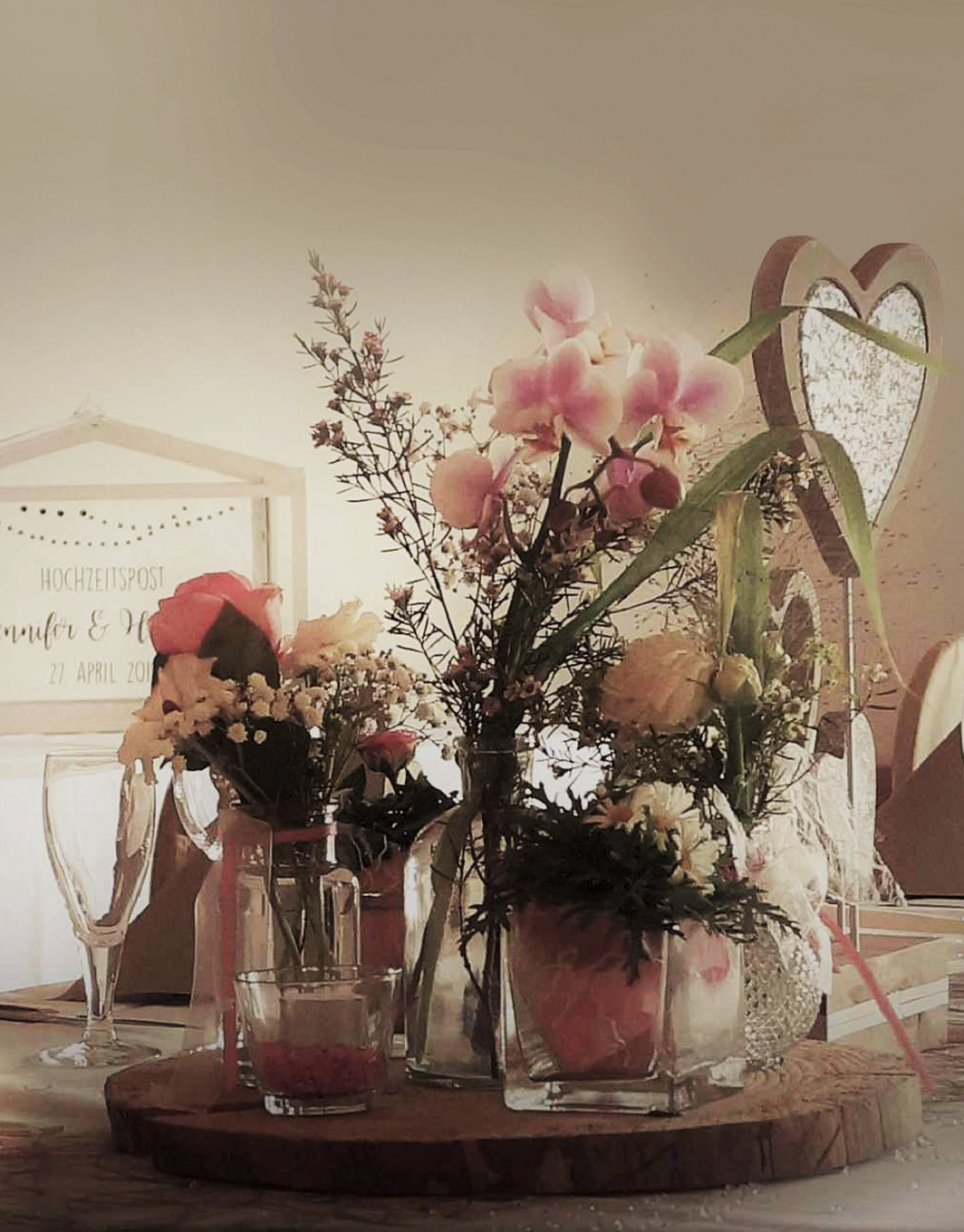 Eventfloristik auf Tisch mit Dekoration