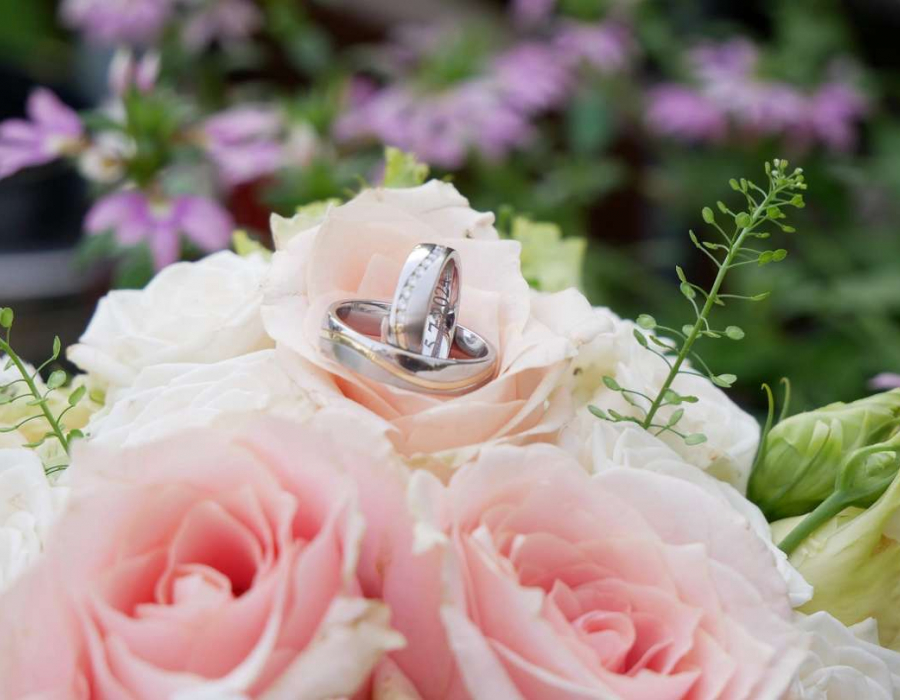 Blume mit Eheringe auf Blüten