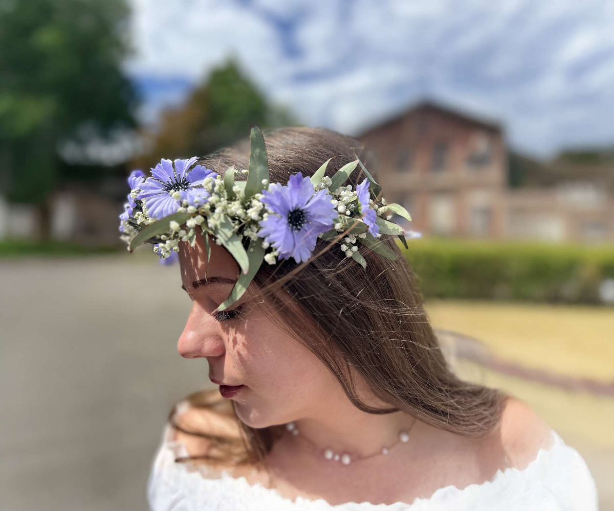 Frau mit Kranz auf dem Kopf