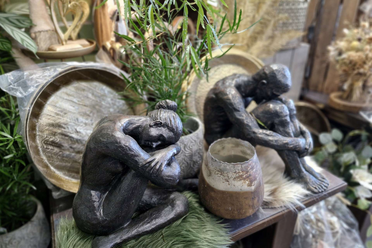 2 Menschen aus Stein und Dekoration