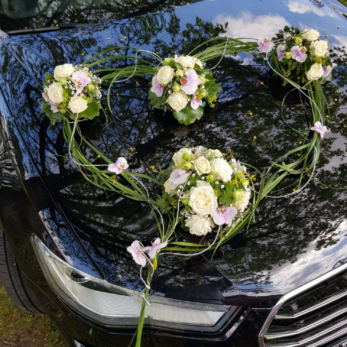 Auto mit Hochzeitsfloristik