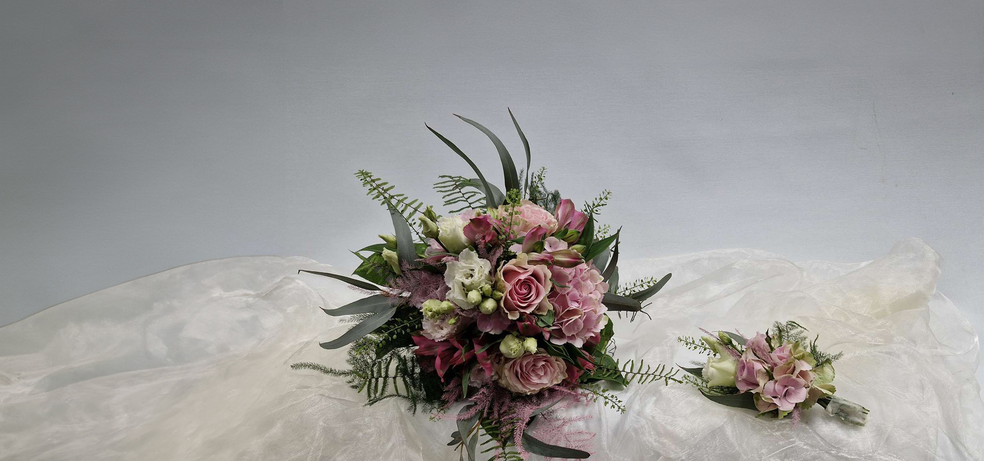 Hochzeitsstrauß auf Schleier