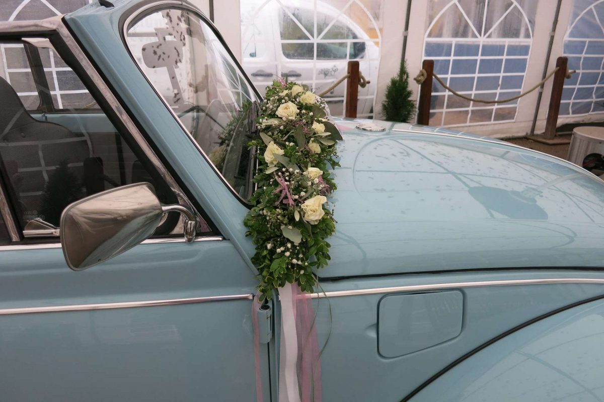 Hochzeitsfloristik auf Motorhaube