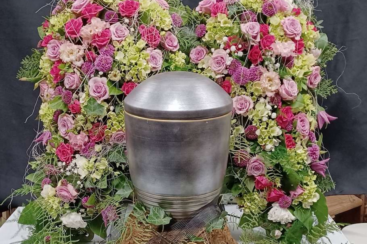 Urne vor Blumen