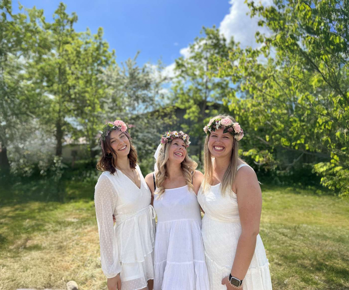 Frauen mit Haarkränzen auf Feld
