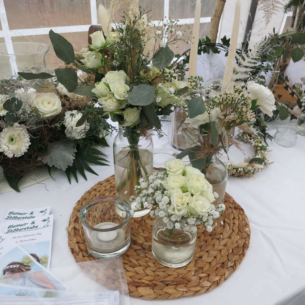 Tisch mit Pflanzen und Blumen dekoriert