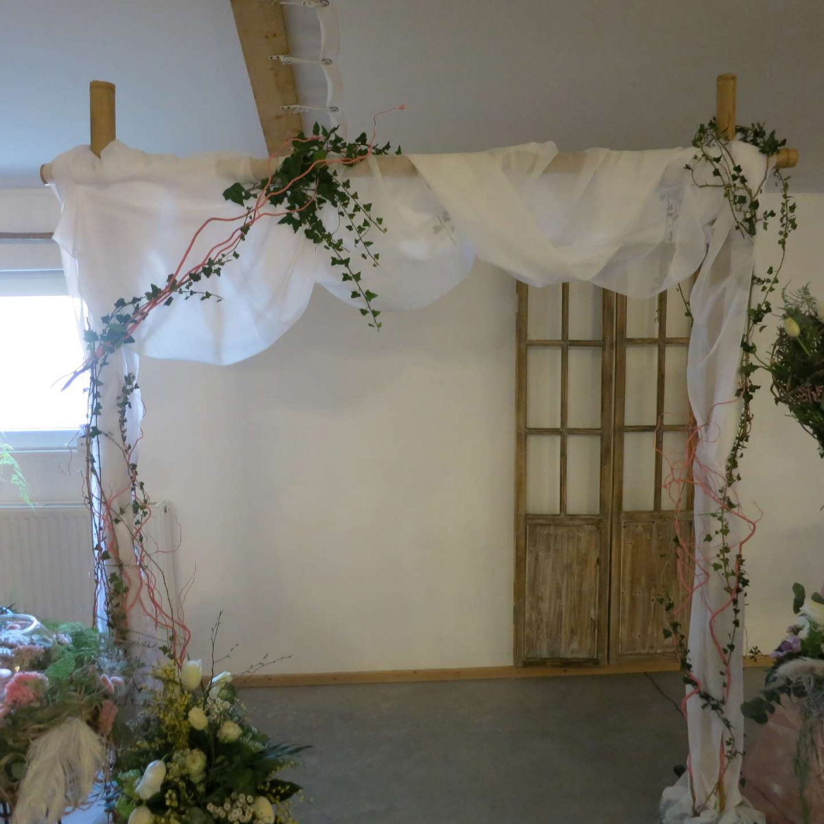 Dekorierter Hochzeitsbogen