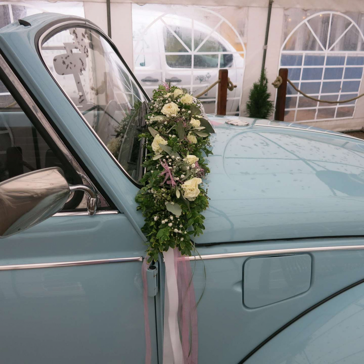 Auto mit Strauß auf Haube