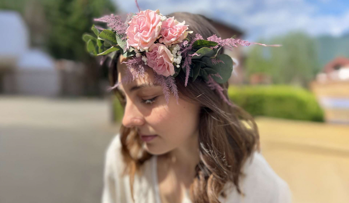 Mädchen mit Haarkranz auf dem Kopf